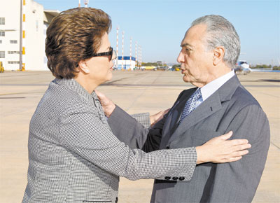 Dilma se despede de Michel Temer, antes de viajar para o Uruguai, em imagem oficial divulgada para mostrar entendimento entre PT e PMDB