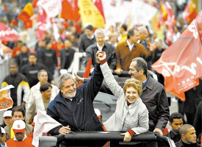 No primeiro corpo-a-corpo eleitoral, Lula participou, ontem, de carreata na zona leste de So Paulo e explicitou apoio  candidata petista