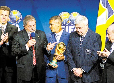 Da esq. para a dir., Dunga, o presidente Lula, Romrio, Ricardo Teixeira e Joseph Blatter (Fifa) na cerimnia