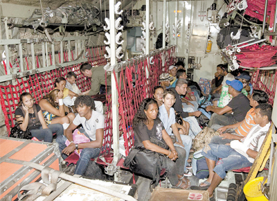 Brasileiros envolvidos no conflito em Albina depois de embarcar em avio da FAB (Fora Area Brasileira) na capital, Paramaribo