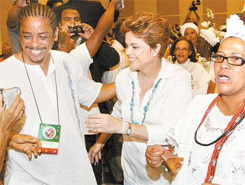 A petista Dilma Rousseff a noite, participa ao lado de mãe de santo de encontro do movimento negro organizado pelo PT 