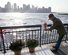 Pescador visita memorial no rio Hudson (Nova Jersey), de onde avistava-se as torres do WTC