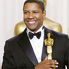 Denzel Washington, aclamado como melhor ator com o Oscar de 2002; veja o prmio em imagens