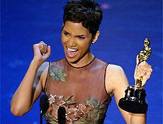 Halle Berry, vencedora do Oscar de Melhor Atriz e responsvel pela maior emoo da noite