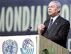O secretrio de Estado dos EUA, Colin Powell, discursa antes de ser interrompido por protestos