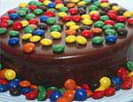 O bolo de chocolate com confeitos da Brunella