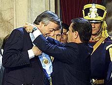 O peronista Nstor Kirchner recebe faixa de Eduardo Duhualde em cerimnia no Congresso
