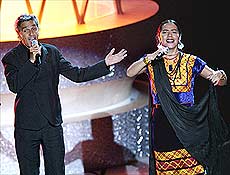 O cantor brasileiro Caetano Veloso canta com Lila Downs na cerimnia do Oscar; veja galeria
