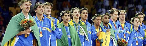 Jogadores da seleção brasileira masculina de vôlei no pódio após a conquista do ouro em Atenas