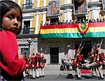 Menina observa desfile da escolta presidencial na Bolvia
