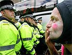 Manifestantes enfrentam polcia em Edimburgo