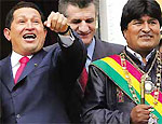 Morales (dir) ao lado de Hugo Chvez durante a posse 