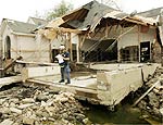 Fachada de casa destruda por Katrina em Nova Orleans