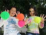 BOLAMANIA - Victoria Mendes, 7 (dir.), e Mariana Oliveira, 7, colecionam as bolas antiestresse