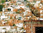 Parablicas conectam aomundo favela de Jardim Damasceno (SP)