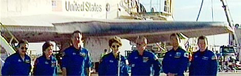 Astronautas aps a terrissagem do Discovery na base Edwards; veja galeria de fotos