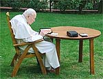 Joo Paulo 2, lendo no jardim de sua casa de vero