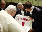 Papa recebe em 2003 camisa de jogador da seleo polonesa de futebol