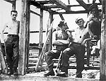 Wojtyla (centro) aos 19 anos, na construo de um campo militar na Polnia, com amigos