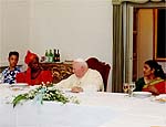 Papa durante almoo com grupo de jovens, em 2000