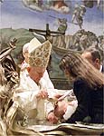 Joo Paulo 2 batiza criana brasileira na Capela Sistina