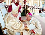 Papa cumprimenta monsenhor Javier Echeverria, do Opus Dei
