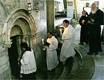 Irmos franciscanos, em gruta na Igreja da Natividade, em Belm (Cisjordnia)