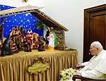 Papa observa prespio no Vaticano, s vsperas do Natal de 2004 