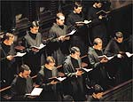 Monges beneditinos rezam, cantando em gregoriano para preparao de missa em SP