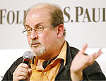 Escritor Salman Rushdie foi sabatinado no Teatro Folha