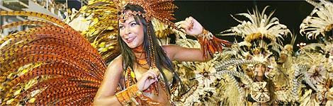 Passista da Vila Isabel, campe do Carnaval do Rio, durante o desfile, na Sapuca