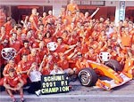 Equipe Ferrari comemora os dois ttulos conquistados em 2001