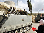 Mulher libanesa atira arroz sobre tropas libanesas