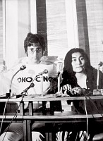 John Lennon e Yoko Ono posam para as lentes de Leon Cakoff em 1971
