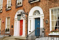 As antigas casas da Irlanda exibem grandes portas e janelas trabalhadas, como essa, em Dublin