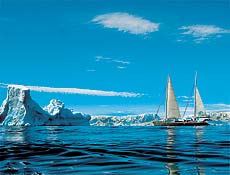 O barco de Amyr Klink, o Paratii 2, entre os icebergs da Antrtida, em sua viagem mais recente, em janeiro deste ano