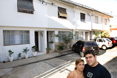 Marize Di Lisita Garrido com o marido, na vila onde moram, no Sumar