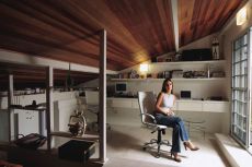 Tatiana Creazzo Cury no novo escritrio "descoberto" sob o telhado de sua casa