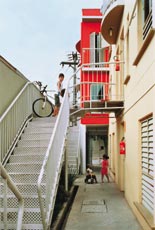 A escada que liga os andares do dplex popular no Ipiranga