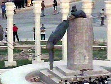Estátua de Saddam Hussein é derrubada em praça de Bagdá; vote na imagem da semana 