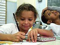 Alunos fazem tarefa em sala de aula da Escola Estadual Demstenes Marques, em Helipolis, na capital paulista