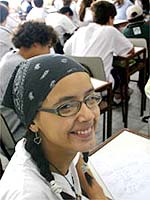 Sara Alves, 13, estudante de escola municipal, assiste a aula no Palmares, cuja stima srie custa R$ 1.276 por ms