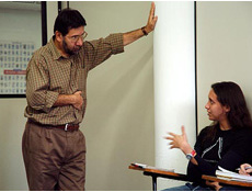 Marcelo Beraba conversa com a trainee Luciana Farnesi durante oficina de texto.