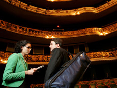 A trainee Dbora Fantini entrevista msico no Teatro Municipal de So Paulo