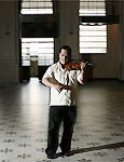 O violinista Davi Graton, que comeou a estudar msica na escola da Congregao Crist no Brasil quando criana e hoje  concertino da Osesp, na Sala So Paulo