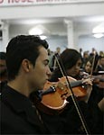 Msicos tocam em culto da Assemblia de Deus, em Perus, cuja orquestra tem cem msicos