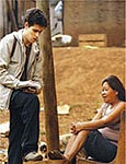 Toms Chiaverini conversa com ndia da aldeia Pyau, na zona norte de So Paulo
