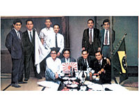 Foto do grupo em 1968. Em p: Inoue; Yoshiota; Harada; Matsuzake; no-identificado; Yoshida. Sentados: no-identificado; Matsukuma Takeo; Joo Sussumu Hirata, deputado amigo do grupo; Makita