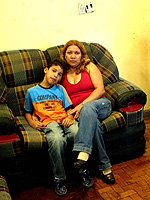 ME DE MOVIMENTO A coordenadora dos sem-teto Maria Nazar de Souza Brito com seu filho Marcelo, na sala de casa, na Bela Vista