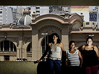JANELA PARA O MERCADO As vizinhas Ivanete de Arajo, Liliane Cardoso Menezes e Elaine Aparecida Alves Pereira no terrao do prdio em que moram, no Brs, com Bolsa Aluguel; ao fundo, o Mercado Municipal